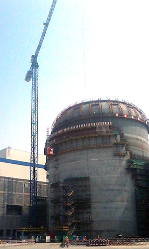 Башенный кран Дахан на строительстве нового реактора атомной электростанции в китайском городе Хайян
